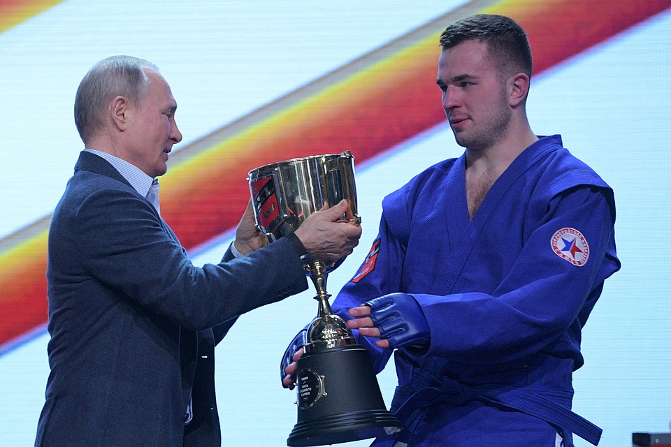 Президент РФ Владимир Путин и победитель первого чемпионата Лиги боевого самбо в весовой категории до 100 кг Евгений Дубина из Санкт-Петербурга. Фото: Алексей Дружинин/пресс-служба президента РФ/ТАСС