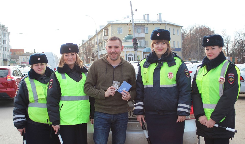 В Орле девушки-полицейские поздравили водителей с Днем защитника Отечества. Фото: региональная Госавтоинспекция