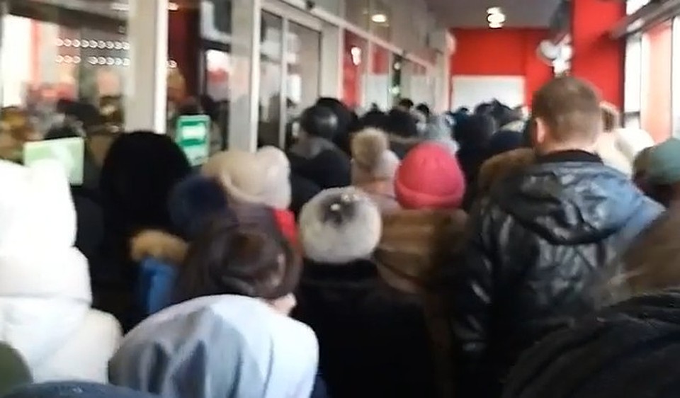 Толпа собралась и снаружи, и внутри ТЦ
