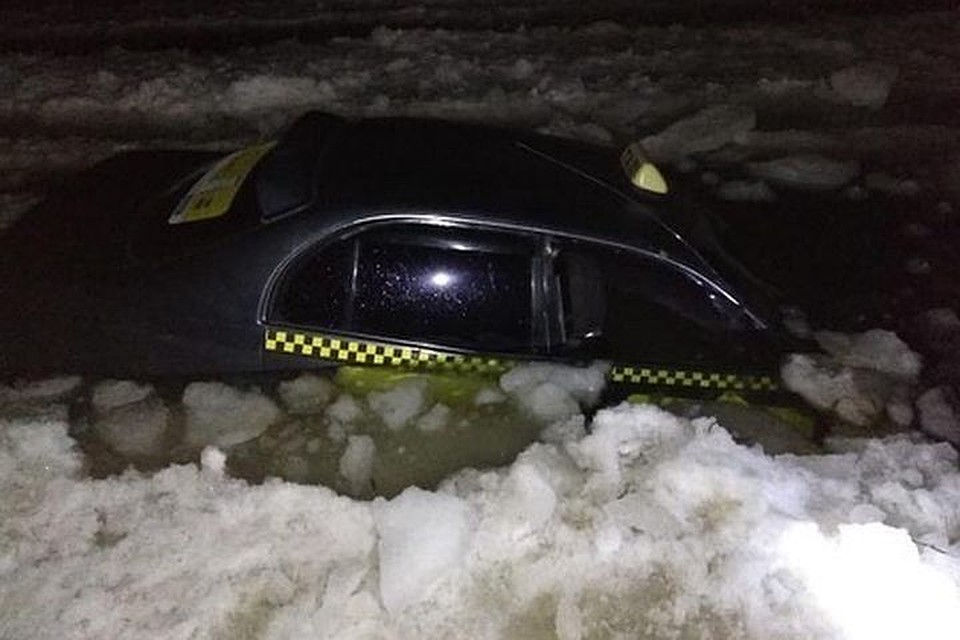 Машина провалилась под лед в одной из бухт острова Русский. Фото: blog_vladivostok