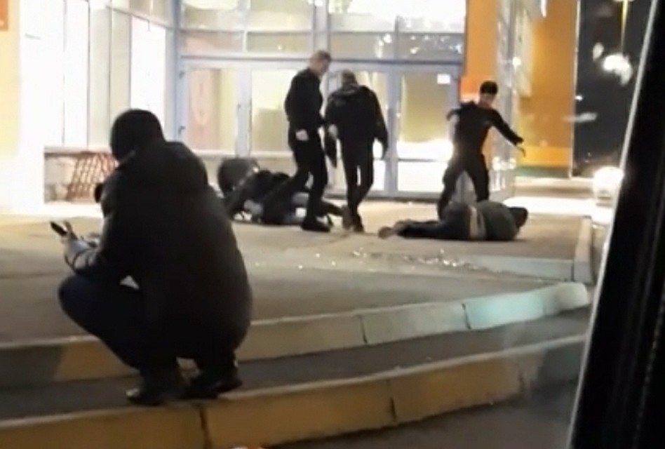Избиение посетителей Фото: стопкадр с видео ЧП-Красноярск