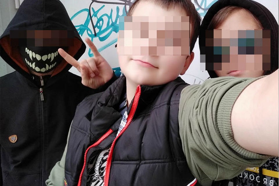 15-летний подросток (в центре), пытавшийся убить школьника, проведет два месяца в СИЗО.