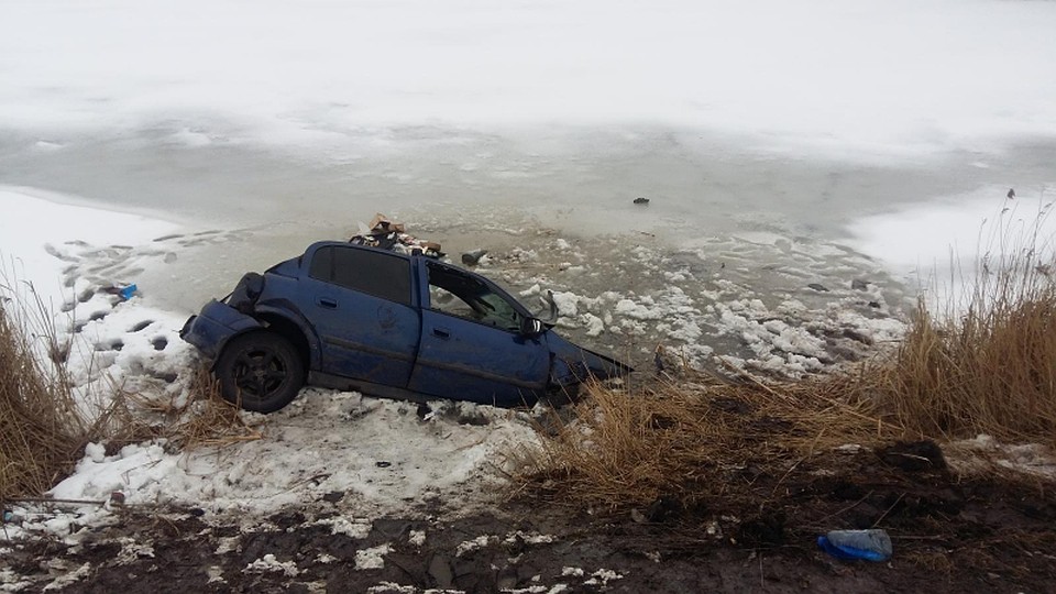 Водитель «Opel Astra» врезался в отбойник и перевернулся