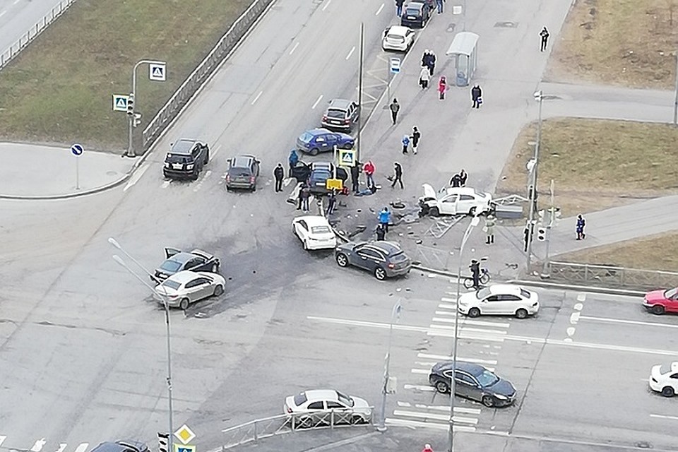 Четыре авто столкнулись на оживленном перекрестке в Петербурге