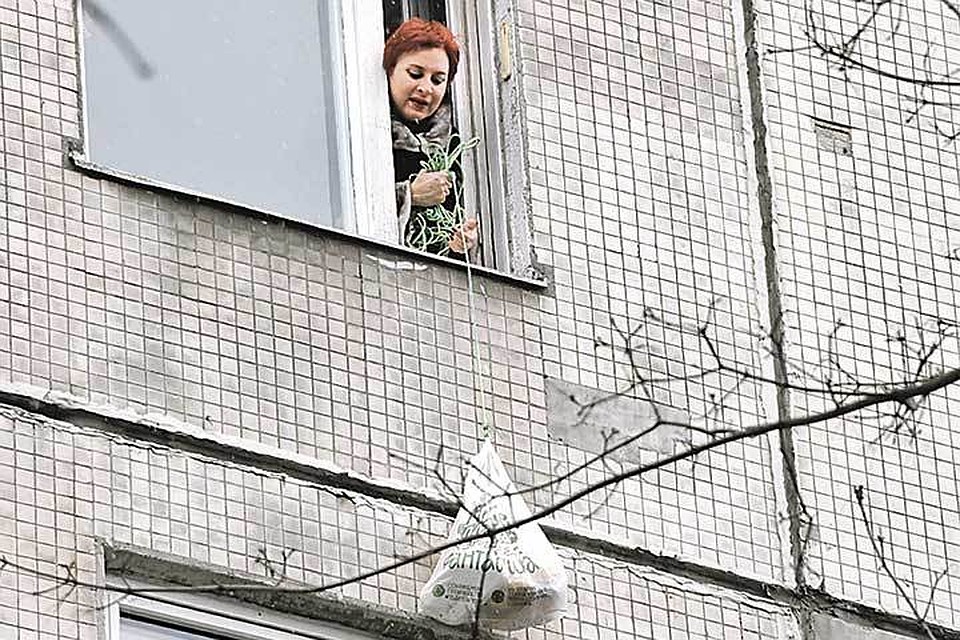 «Крепче веревку привязывайте!», - кричала из окна Даша Асламова.