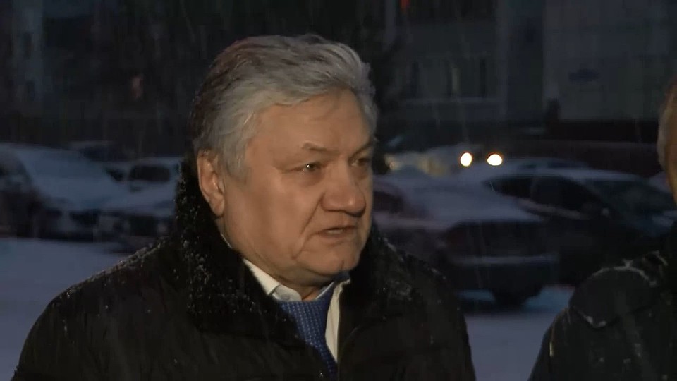 Даже разговаривать не стали: Романов выгнал из квартиры двух тюменских омбудсменов. Фото: скриншот