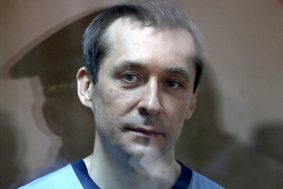 Дмитрий Захарченко, обвиняемый в получении взятки и злоупотреблении должностными полномочиями, во время оглашения приговора в Пресненском районном суде. Фото: Сергей Савостьянов/ТАСС