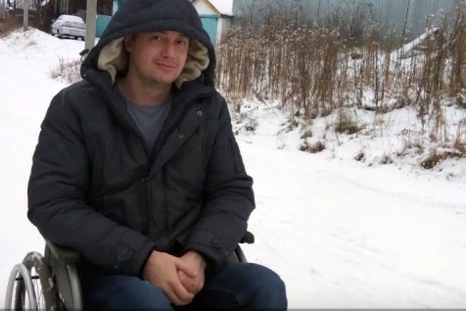 Юрий Коровин мечтает об автомобиле, но пока ездит на инвалидной коляске. Фото: Гражданский патруль.