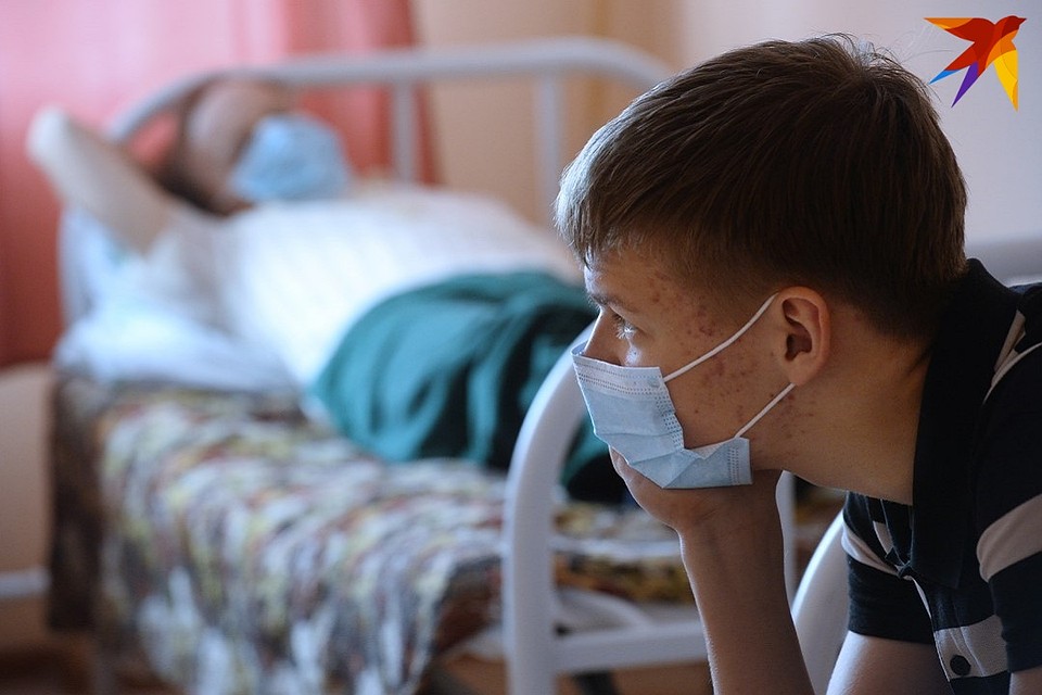 На Брестчине запретили посещать больницы, но передачи для пациентов пока принимают.