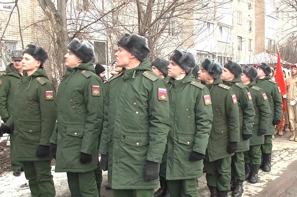 Ребята устроили парад прямо под окнами ветерана