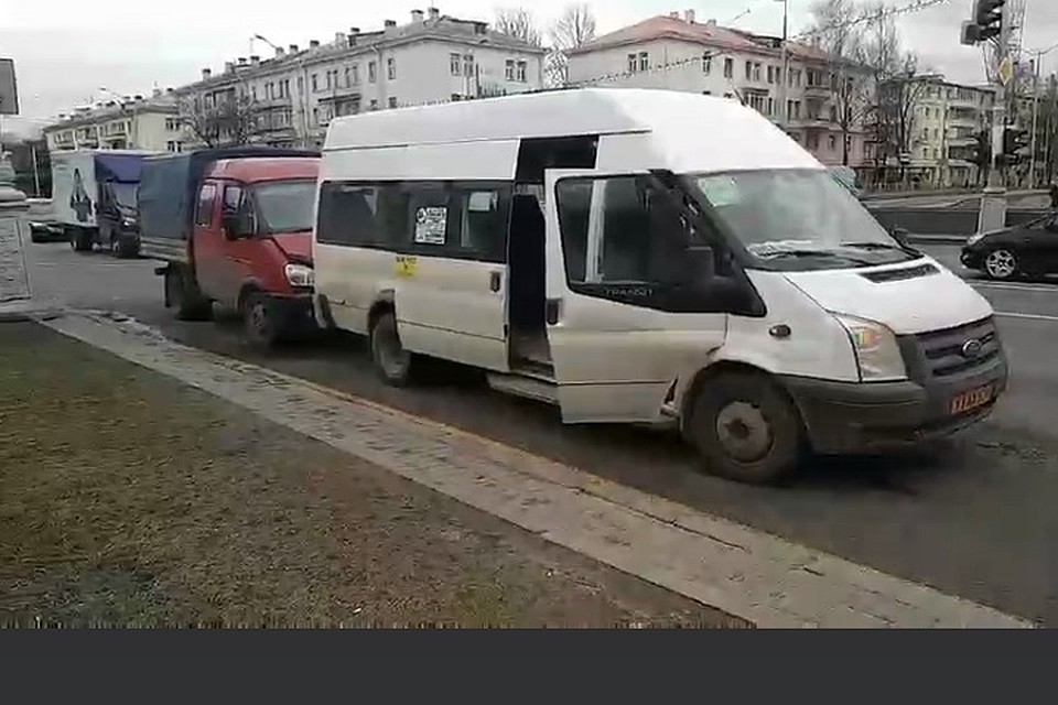 Маршрутка попала в ДТП на остановке. Фото: стоп-кадр.