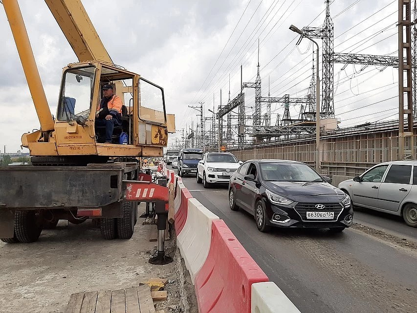 В ближайшие дни рабочие приступят к фрезерованию асфальта на этой дороге.