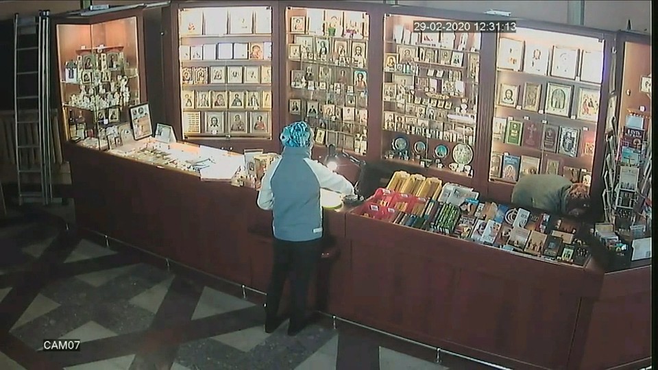 Женщина просила показать религиозные атрибуты, отвлекая внимание работницы лавки. Фото: скриншот с видео УМВД по Кировской области
