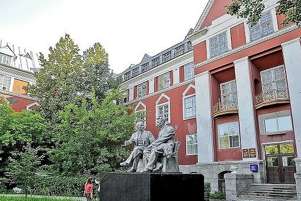 Контакт преподавателя со студентом должен проходить только в дистанционной форме.