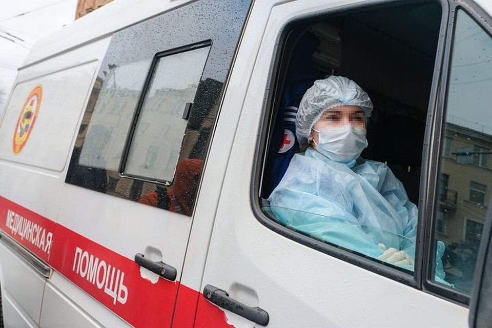 Сибирячка вызвала врачей, потому что болела голова, медики остались недовольны.