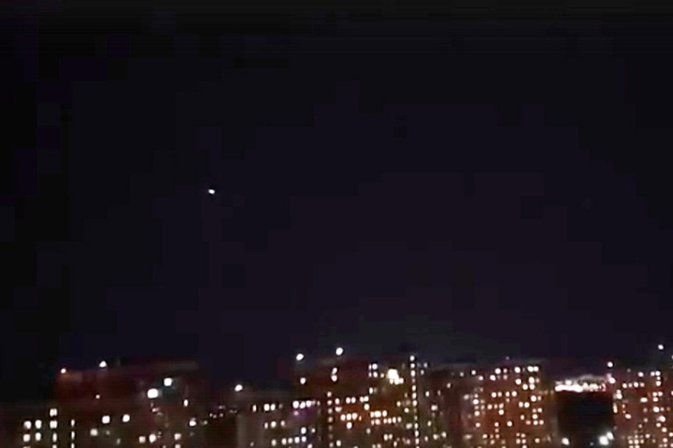 В Петербурге в небе заметили светящийся объект. Многие приняли его за НЛО.