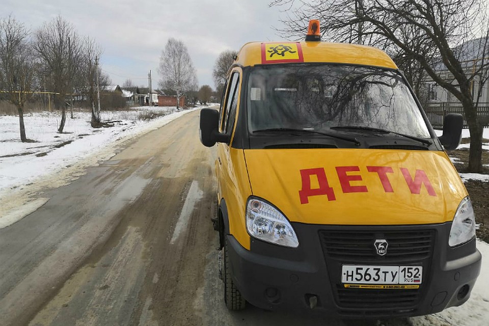 Время следования школьного автобуса по отремонтированной дороге сократилось в два раза. Фото предоставлено пресс-службой областной администрации