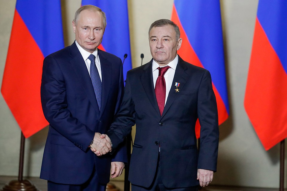 Президент России Владимир Путин и предприниматель Аркадий Ротенберг, получивший звание Героя труда РФ. Фото: Михаил Метцель/ТАСС