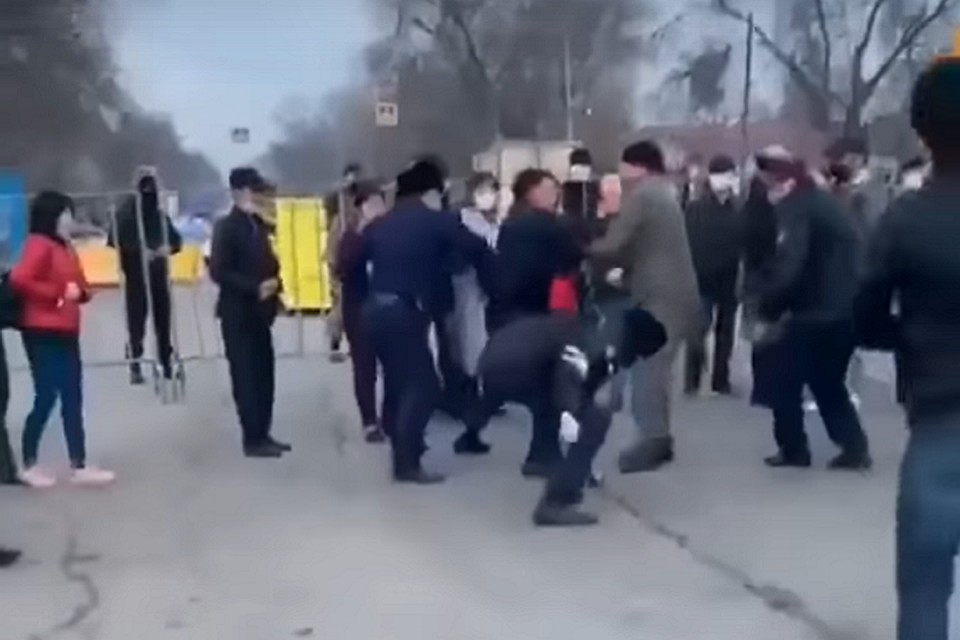 В полиции добавили, что других подобных инцидентов на остальных блок-постах не зафиксировано.