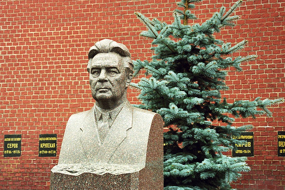 В Кремлевской стене и у ее подножия лежат титаны ХХ века