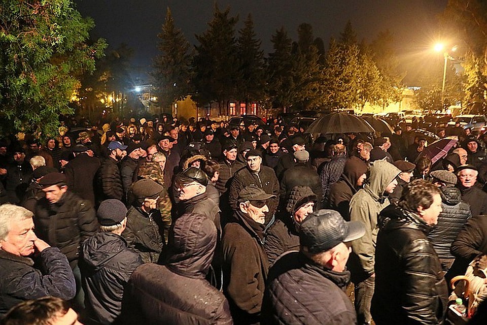 В январе 2020 года оппозиционная партия "Айтаира" выступила с призывом к Хаджимбе уйти в отставку, поскольку тот не набрал большинство голосов на выборах. Фото: Дмитрий Феоктистов/ТАСС