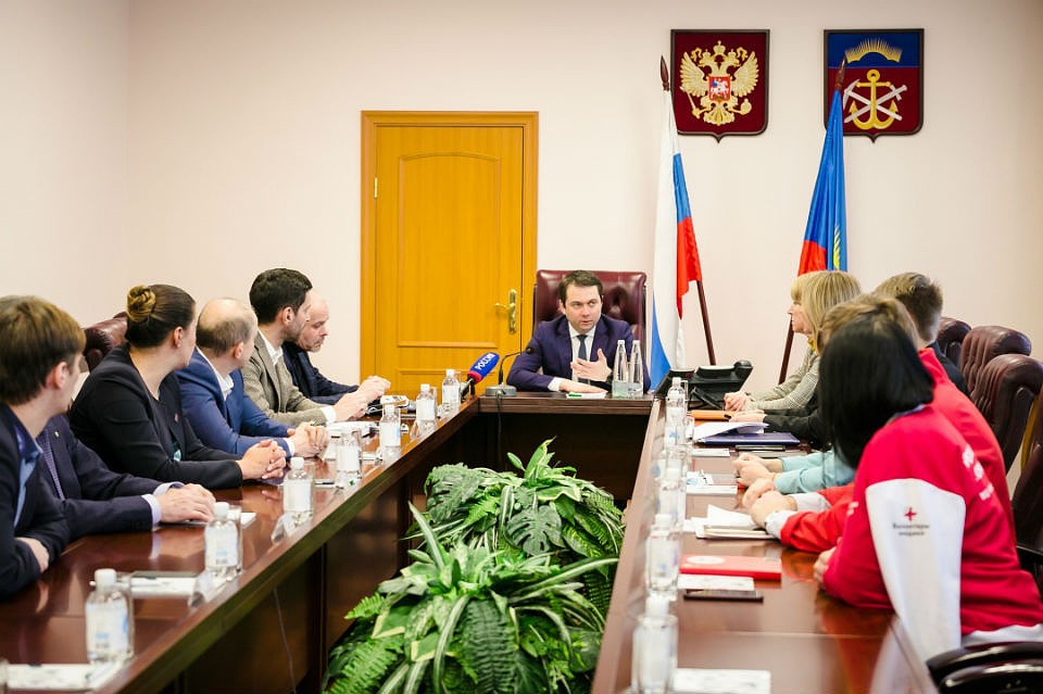Глава региона встретился с волонтерами, чтобы обсудить, как действовать в новых обстоятельствах. Фото: правительство Мурманской области