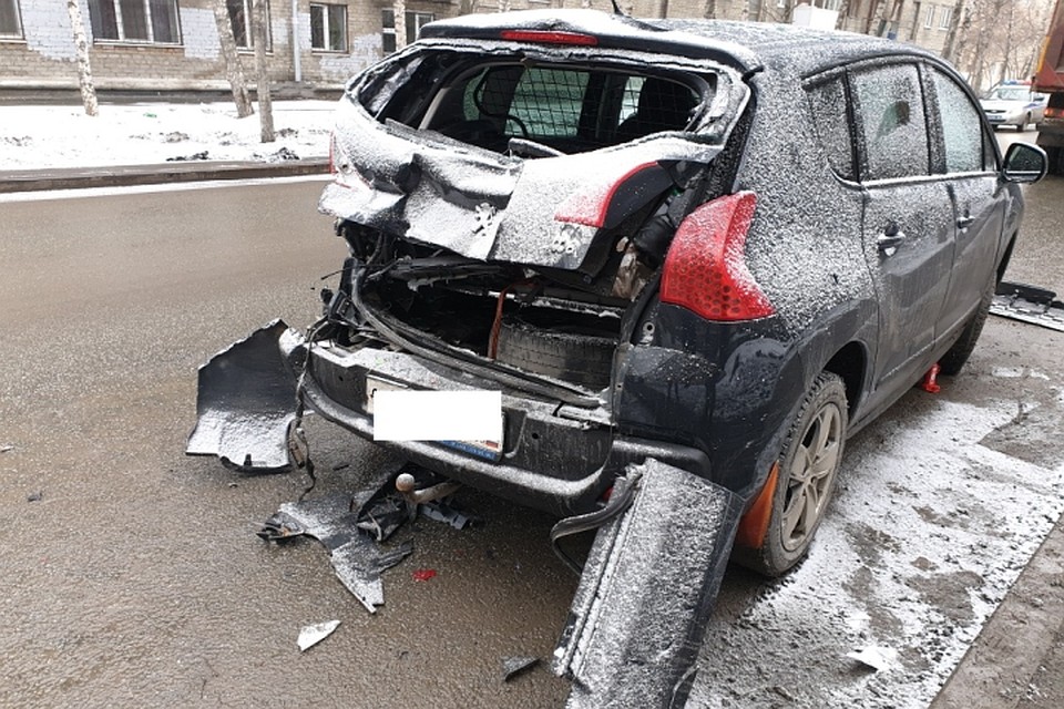 Грузовик въехал в заднюю часть легковушки. Фото: отделение пропаганды ОГИБДД УМВД России по Екатеринбургу