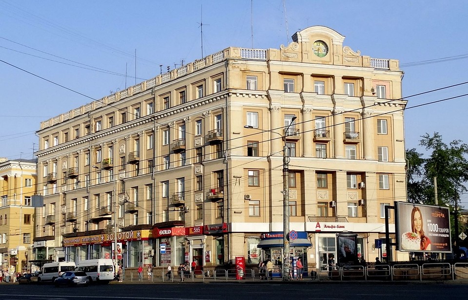 Часы на доме обновят к предстоящим саммитам. Фото: 2gis.ru