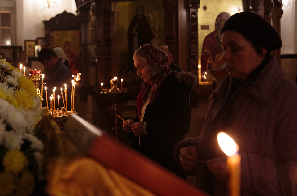 Глубочайшая ошибка, входя в храм, снимать вместе с головным убором голову.