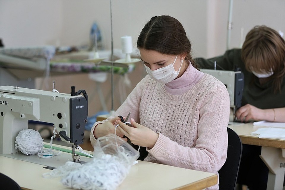 Молодежь Сургута начала пошив медицинских масок. Фото администрации города.