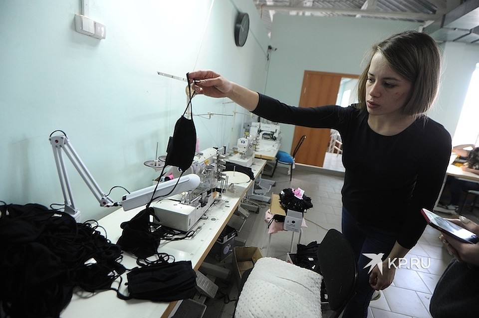 На изготовление одной маски уходит четыре минуты.