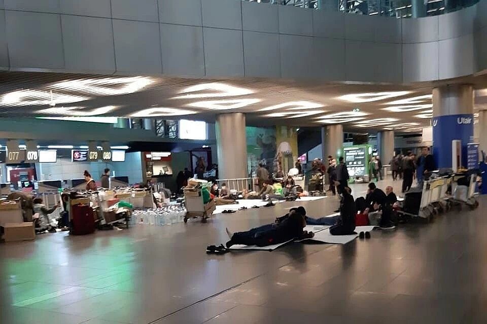Гастербайтеры в аэропортах Москвы Фото: предоставлено очевидцем