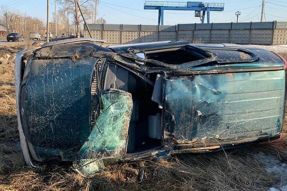 Чудом уцелевшего водителя вытащили из разбитой машины в Комсомольске
