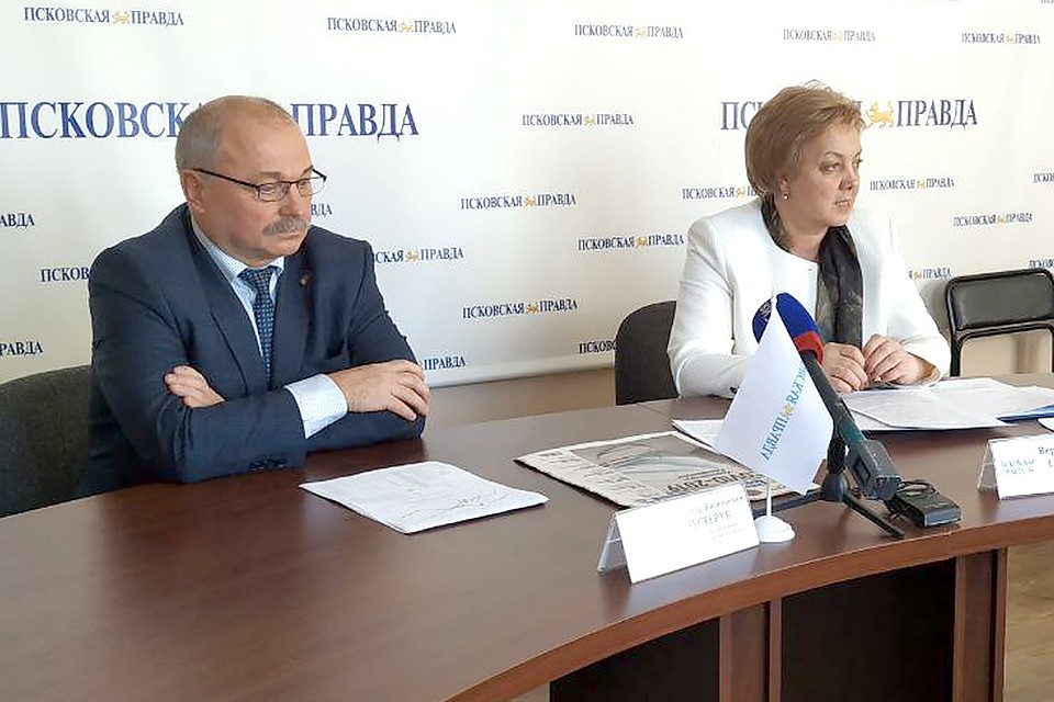 Вера Емельянова и Александр Нестерук призывают жителей региона беречь людей пожилого возраста и соблюдать все ограничительные и профилактические меры для борьбы с короновирусом. Фото Олега Томилина.