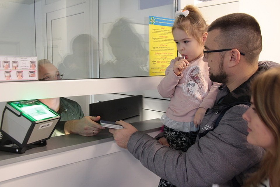 На украинских КПП жителям Донбасса важно не «подставляться» с количеством въездов и выездов из незалежной. Фото: Пресс-центр штаба ООС