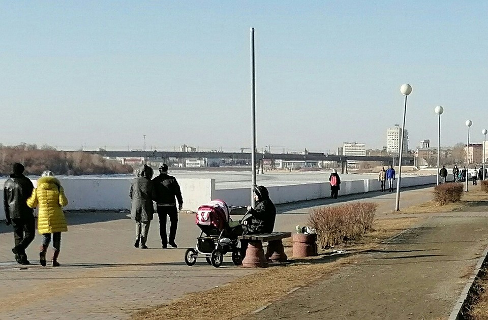 В первый погожий денек омичи массово вышли на променад.