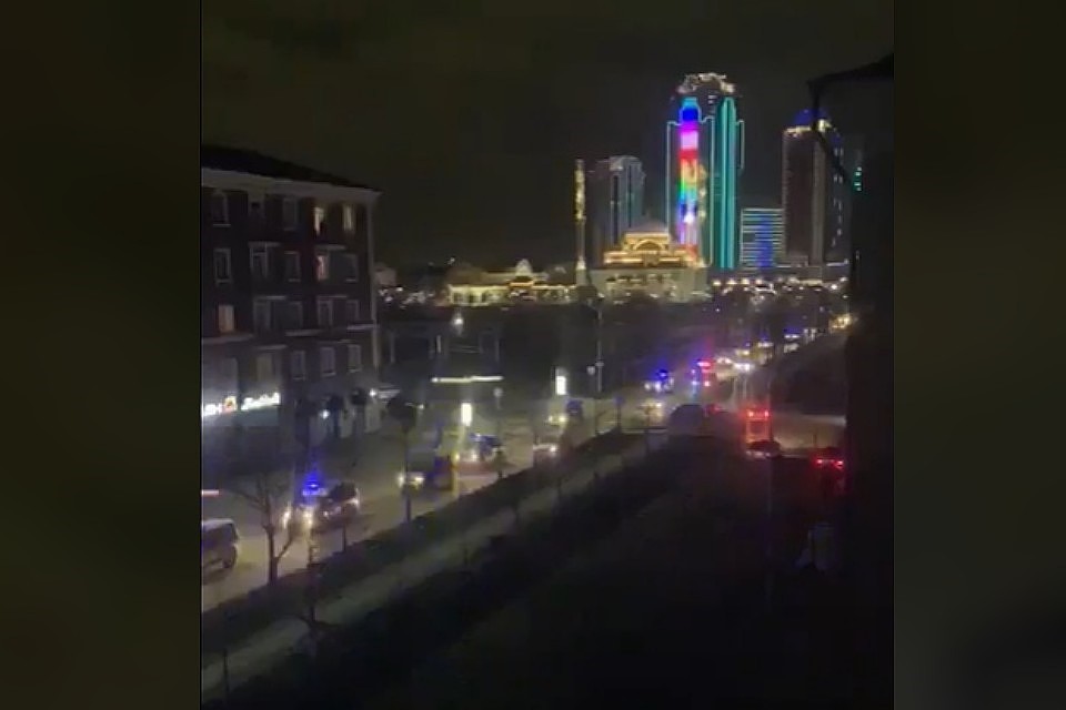 Фото: стоп - кадр видео, как полиция Грозного разгоняет по домам людей