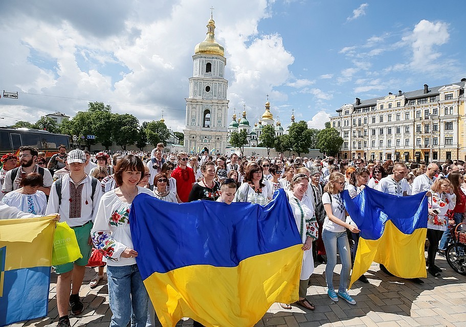 «Хотите, меня убивайте»: Украинка на коленях извинилась за заражение коронавирусом