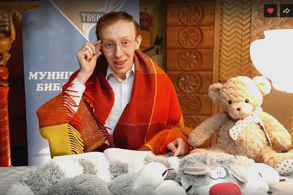 Сказки продолжают читать и в библиотеке имени Герцена. Фото: скрин с видео