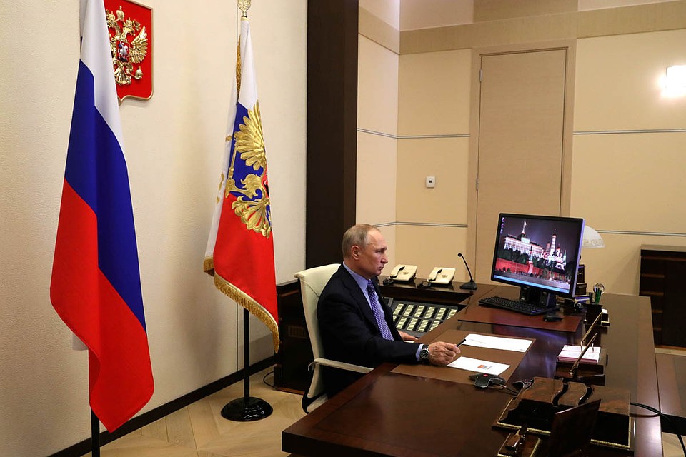 Это уже второе мероприятие на этой неделе, которое президент проводит в режиме телеконференции. Фото: Михаил Климентьев/ТАСС