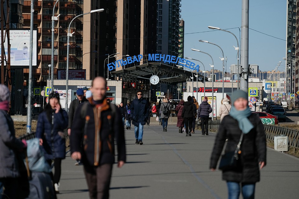 В выходные петербуржцы гуляли в парках и на детских площадках. А так вчера выглядел город Мурино, где недавно зарегистрировали несколько новых случаев заражения.