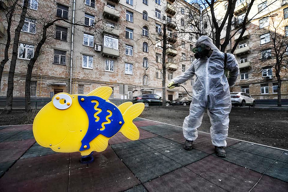 Дезинфицируют в Москве и детские площадки