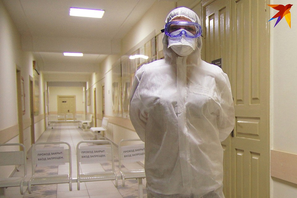 В приемном отделении больницы работают в защитных костюмах