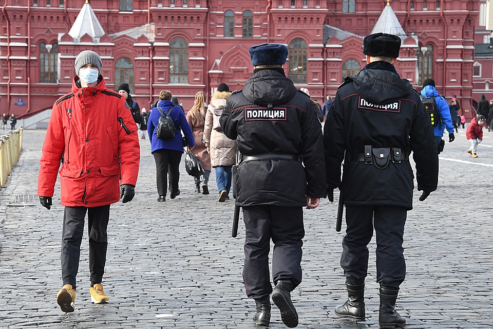 В последние дни полицейские в общественных местах населенных пунктов активно информируют местных жителей об ограничительных мерах