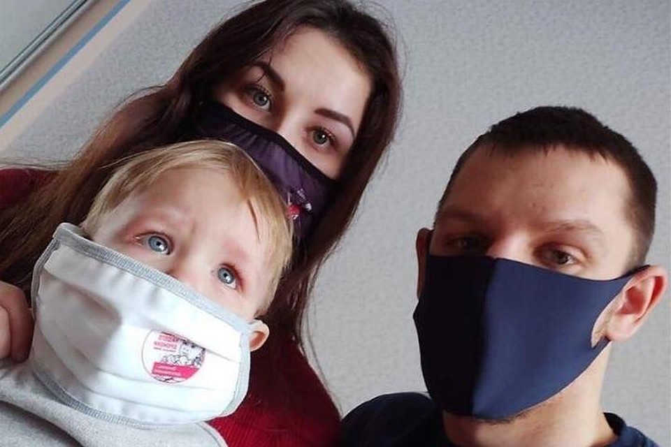 Милана с родителями сейчас находится в Москве.