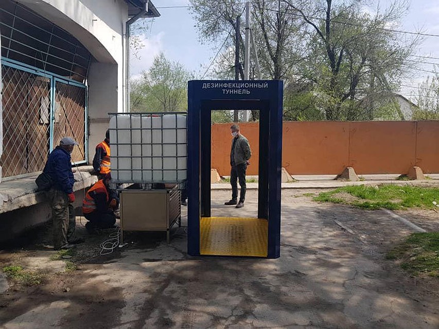 Дезинфицирующий туннель в среднем в час расходует литр жидкости.