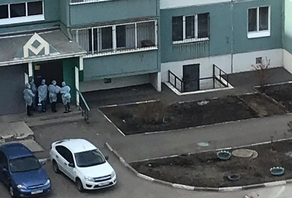 Жильцы заперты в своих квартирах.