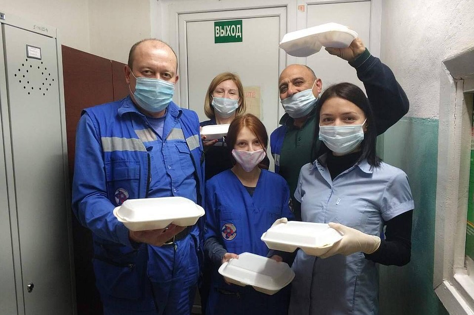 У медиков обычно нет времени на поход в столовую, а в условиях пандемии - тем более. Фото: Дмитрий Кудрявцев / Facebook