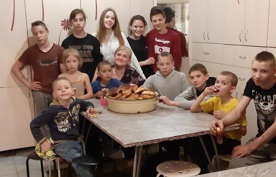 Дружная семья в четырех стенах не скучает.