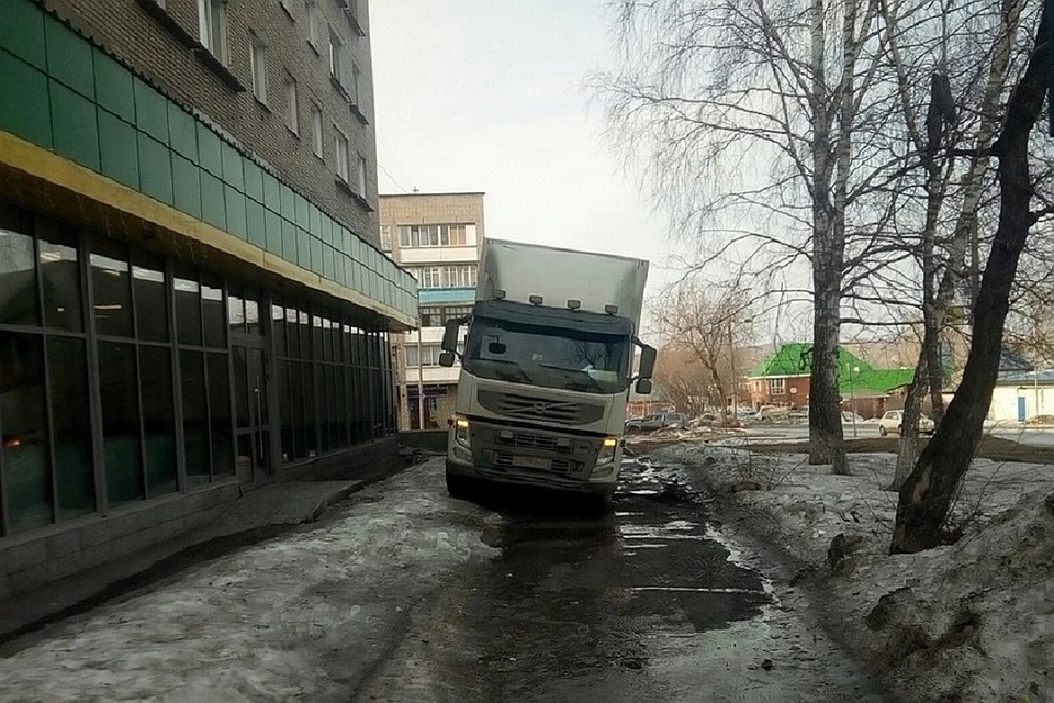 Дорожка для пешеходов сильно потрескалась под весом грузовика.